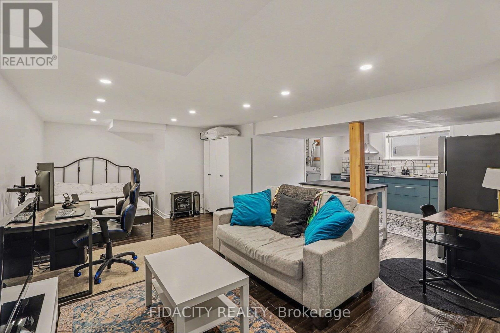 758 Smyth Road, Ottawa, ON - Indoor Photo Showing Living Room