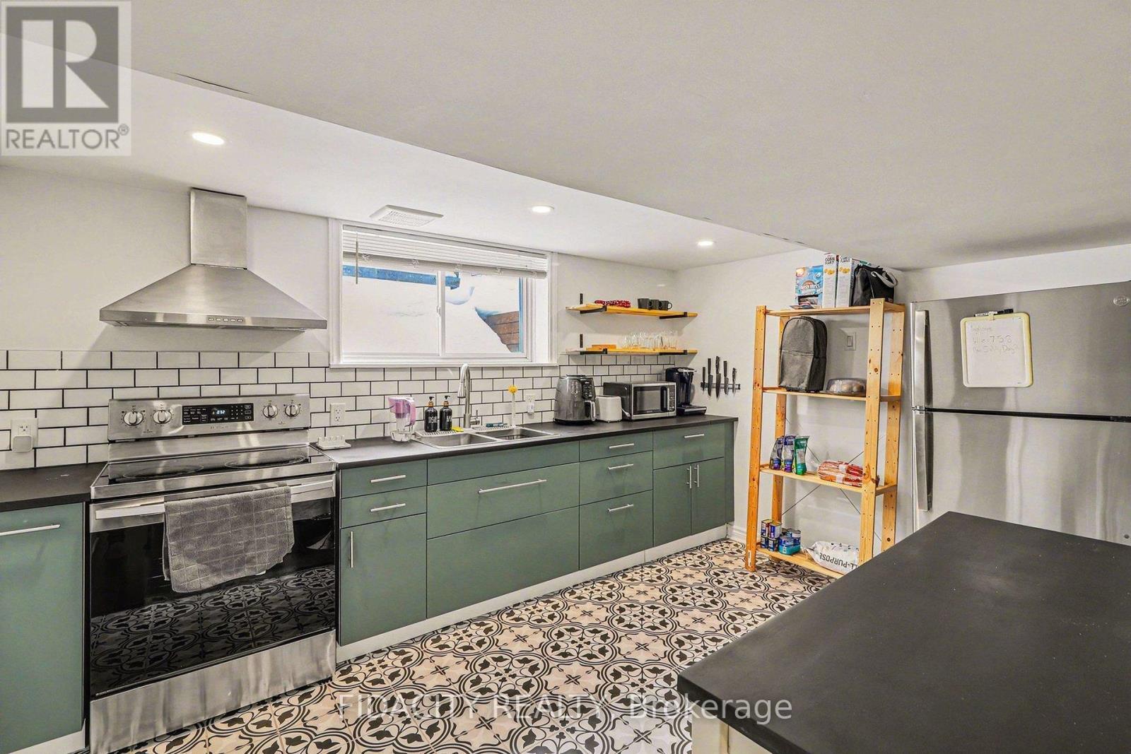 758 Smyth Road, Ottawa, ON - Indoor Photo Showing Kitchen With Double Sink
