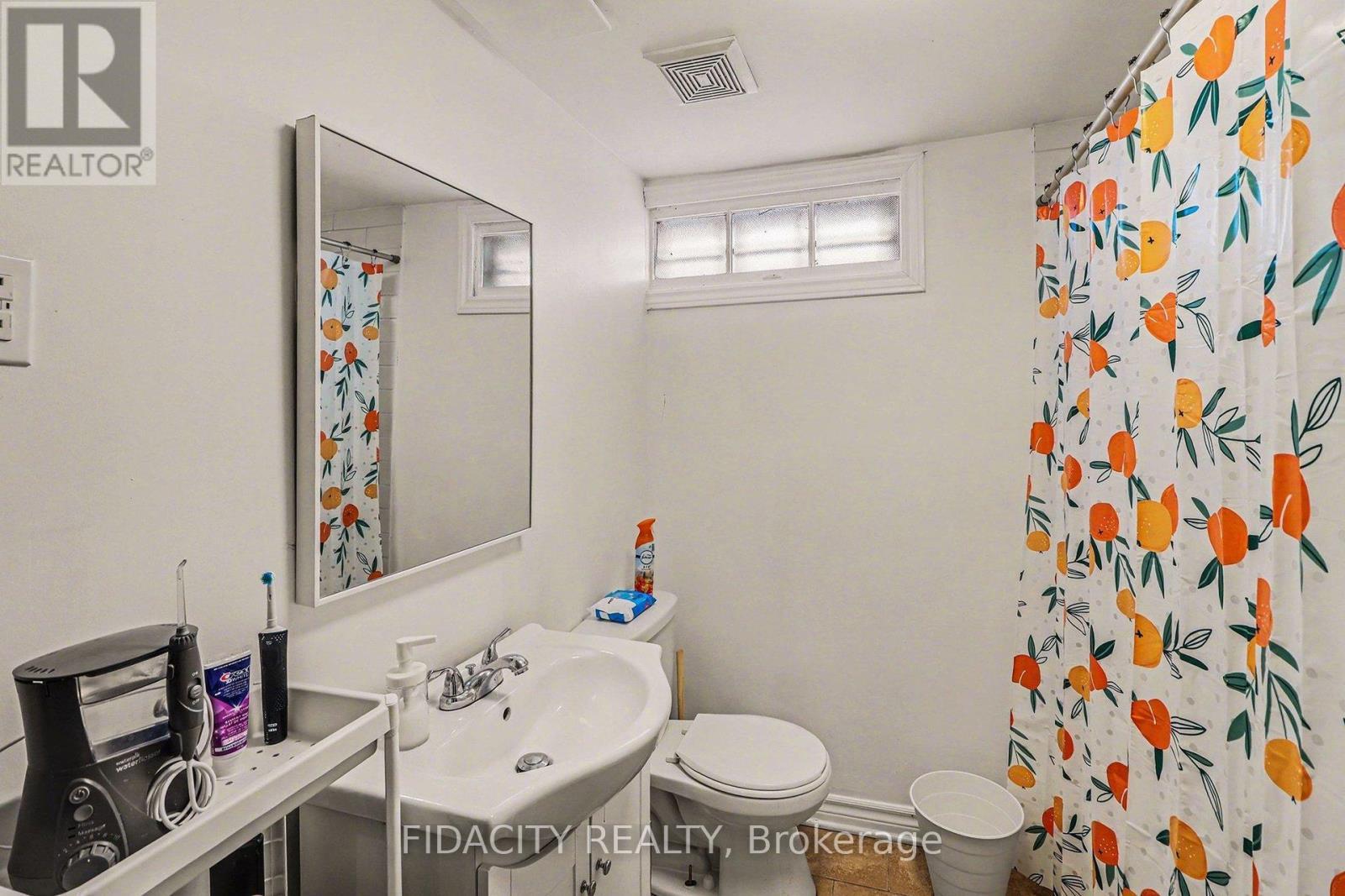 758 Smyth Road, Ottawa, ON - Indoor Photo Showing Bathroom