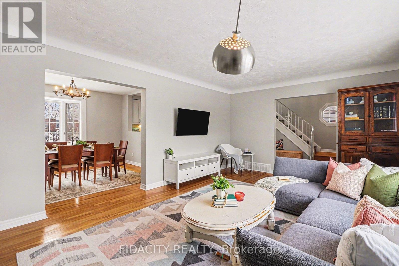 758 Smyth Road, Ottawa, ON - Indoor Photo Showing Living Room