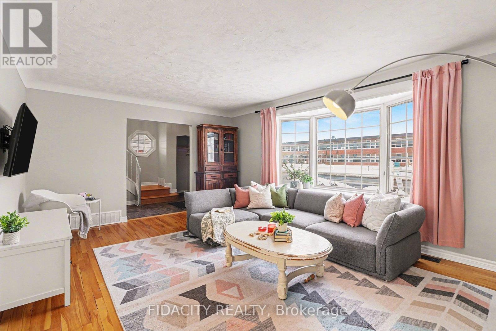 758 Smyth Road, Ottawa, ON - Indoor Photo Showing Living Room