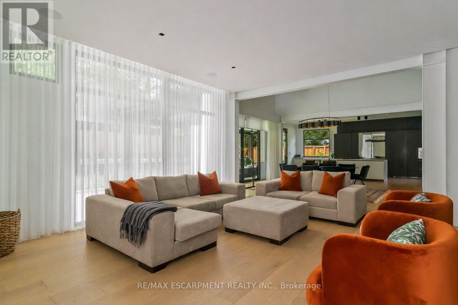 1308 Greenoaks Drive, Mississauga, ON - Indoor Photo Showing Living Room