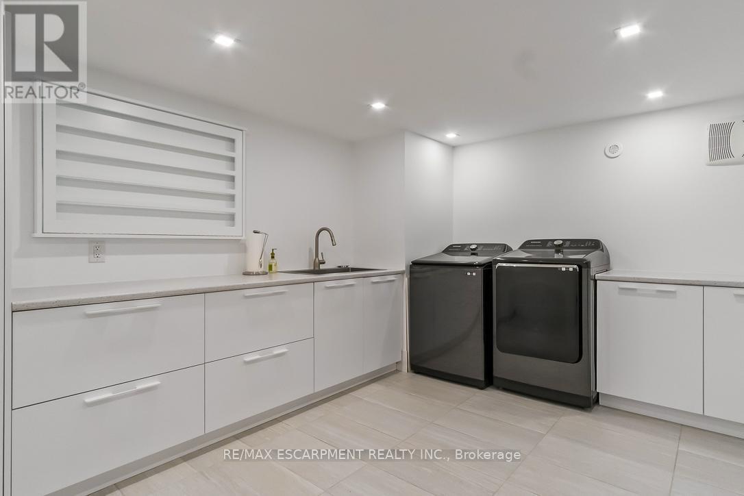 1308 Greenoaks Drive, Mississauga, ON - Indoor Photo Showing Laundry Room