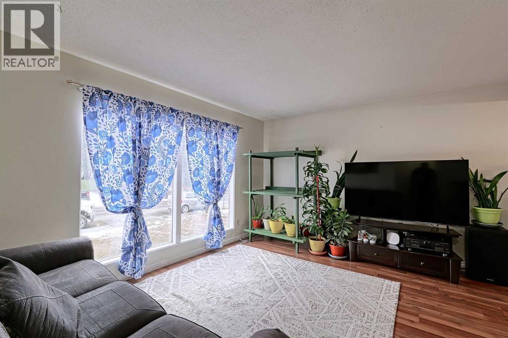 28 7 Avenue Se, High River, AB - Indoor Photo Showing Living Room