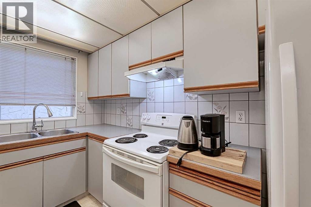 28 7 Avenue Se, High River, AB - Indoor Photo Showing Kitchen With Double Sink