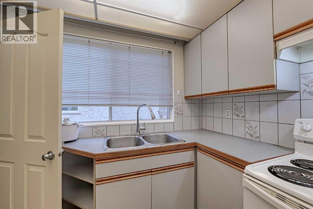 28 7 Avenue Se, High River, AB - Indoor Photo Showing Kitchen With Double Sink