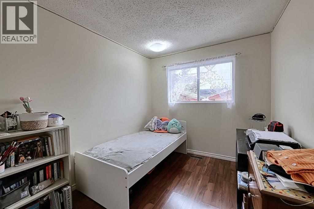 28 7 Avenue Se, High River, AB - Indoor Photo Showing Bedroom