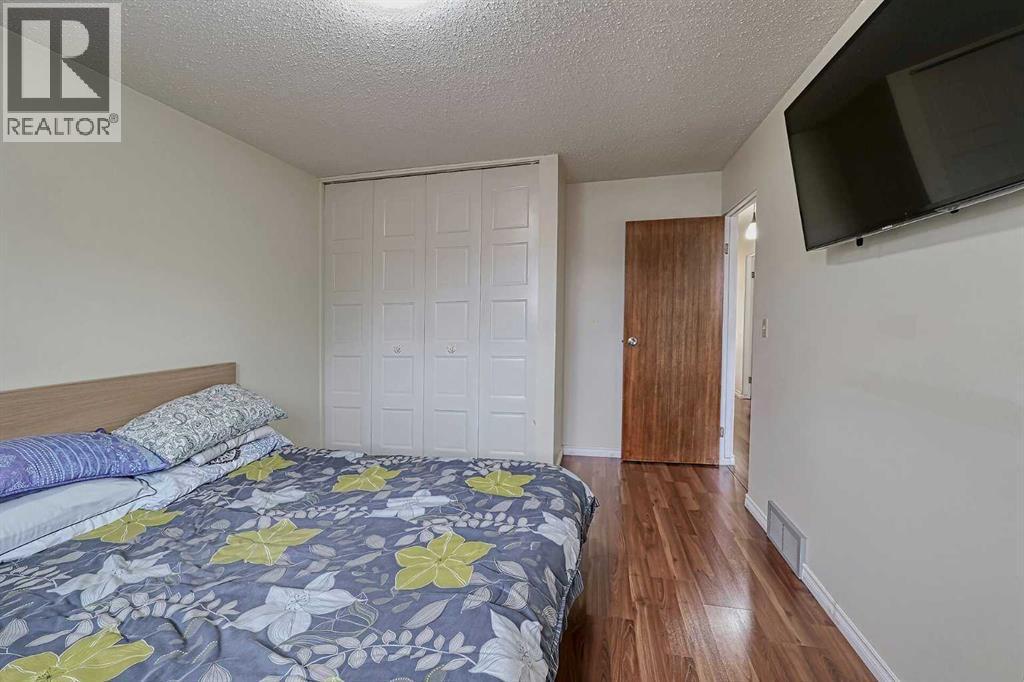 28 7 Avenue Se, High River, AB - Indoor Photo Showing Bedroom