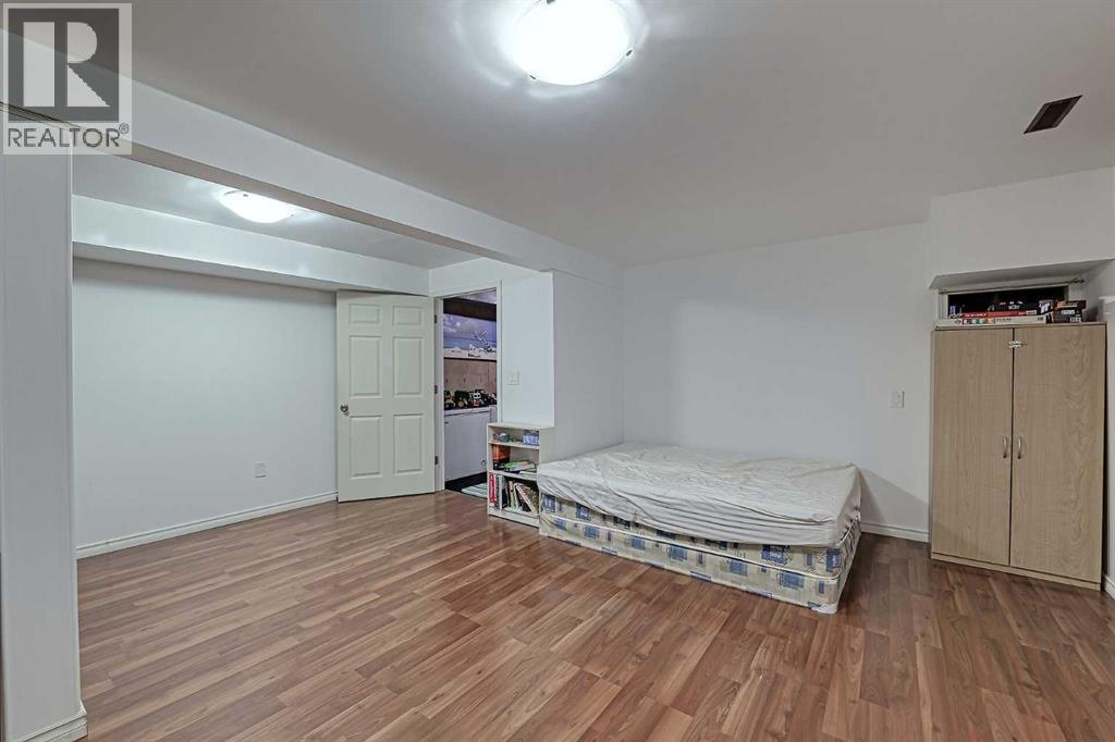 28 7 Avenue Se, High River, AB - Indoor Photo Showing Bedroom