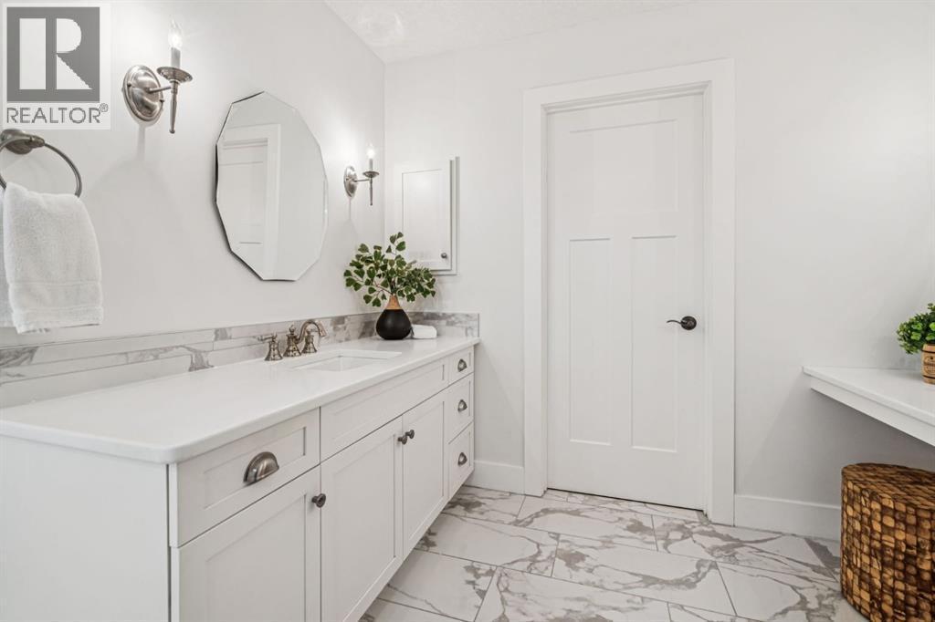 47 Sundown Way, Cochrane, AB - Indoor Photo Showing Bathroom