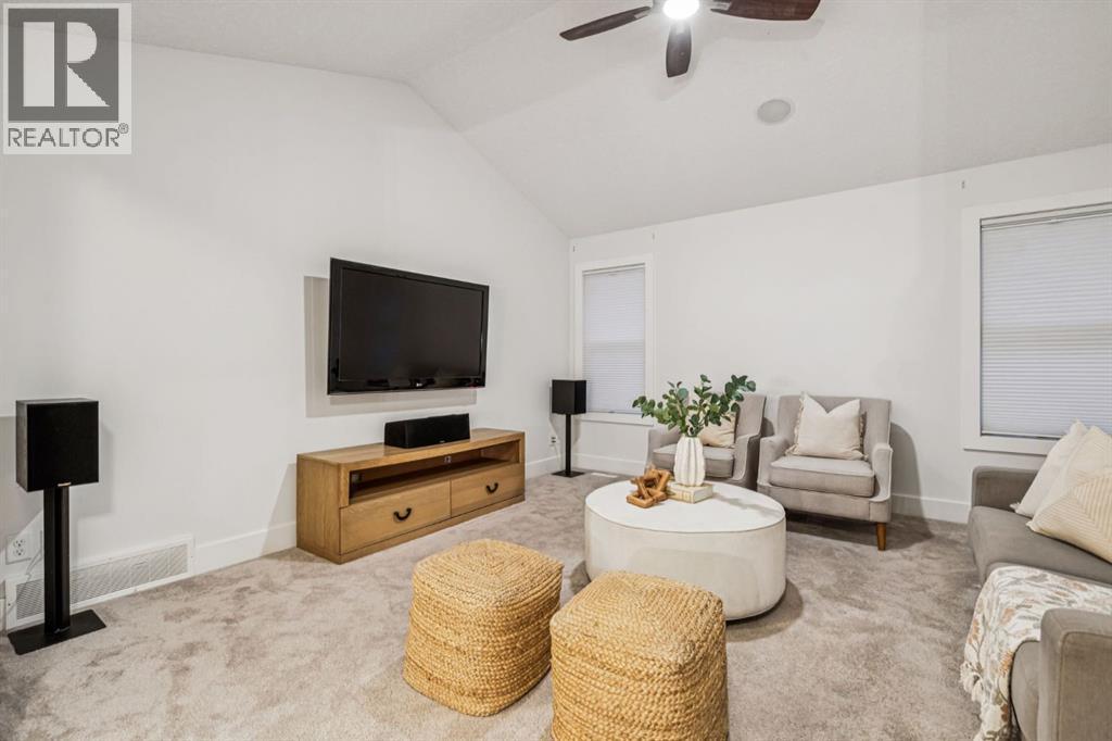 47 Sundown Way, Cochrane, AB - Indoor Photo Showing Living Room