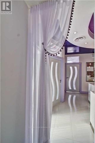 208 - 10376 Yonge Street, Richmond Hill, ON