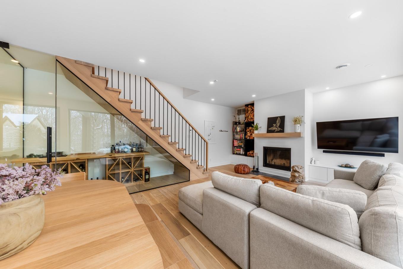Vue d'ensemble - 2015 Av. De Salaberry, Chambly, QC - Indoor Photo Showing Living Room With Fireplace
