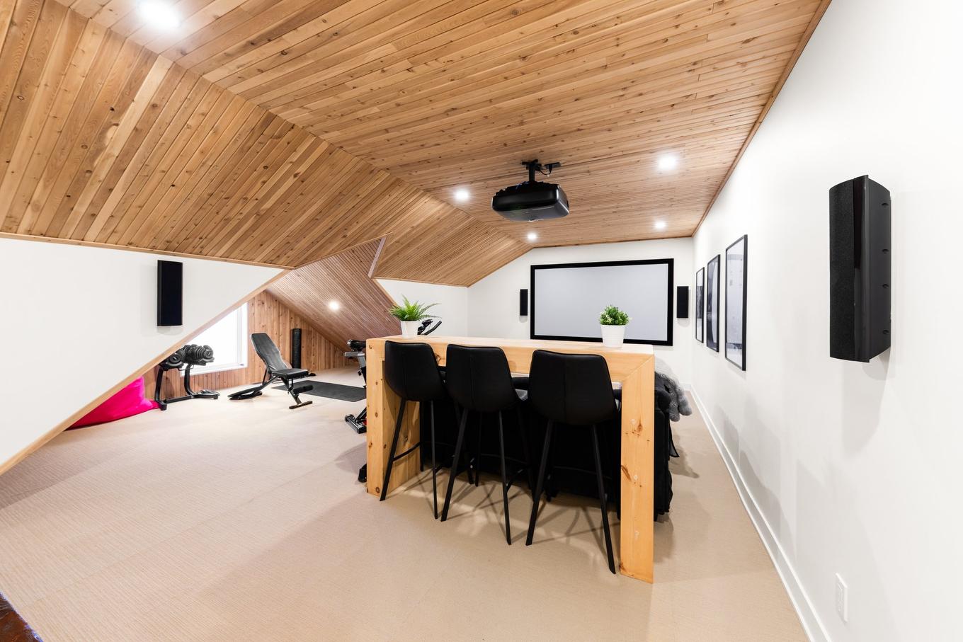 Salle familiale - 2015 Av. De Salaberry, Chambly, QC - Indoor Photo Showing Other Room