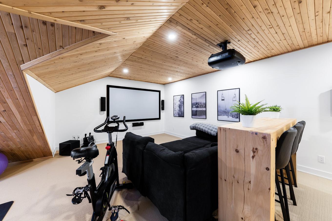 Salle familiale - 2015 Av. De Salaberry, Chambly, QC - Indoor