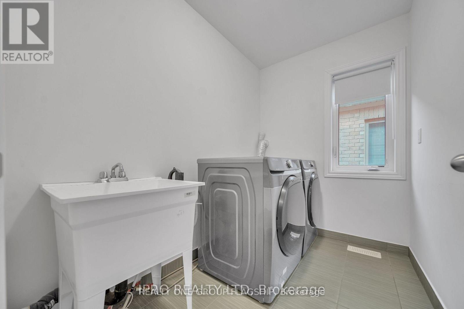 3950 Koenig Road, Burlington, ON - Indoor Photo Showing Laundry Room