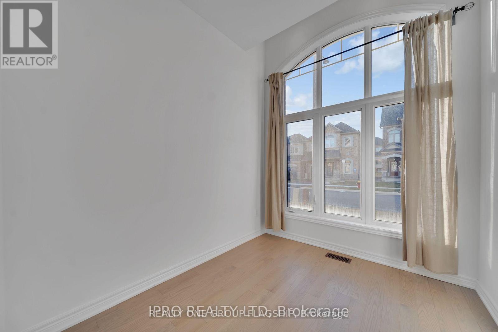 3950 Koenig Road, Burlington, ON - Indoor Photo Showing Other Room