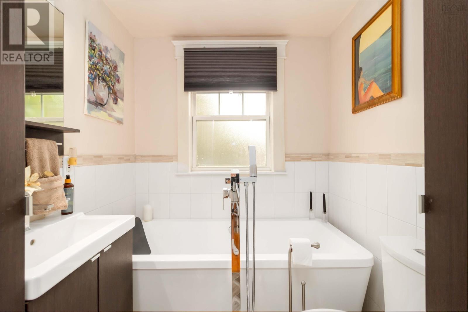 Bathroom - 949 Mclean Street, Halifax, NS - Indoor Photo Showing Bathroom