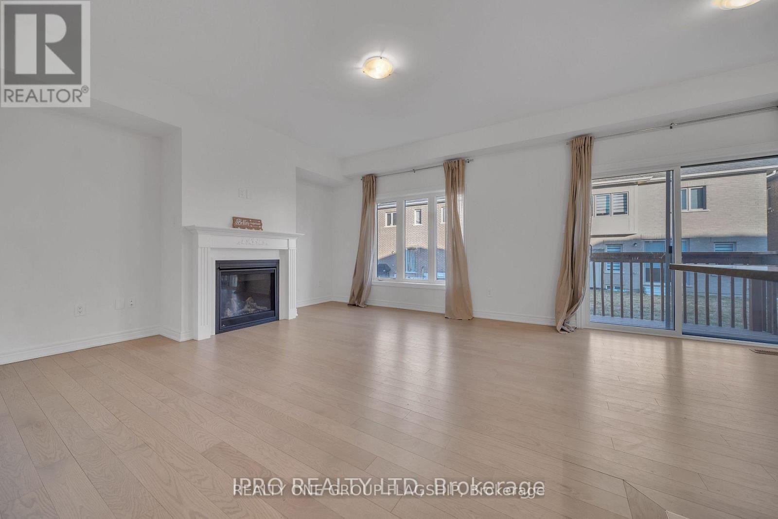 3950 Koenig Road, Burlington, ON - Indoor Photo Showing Living Room With Fireplace