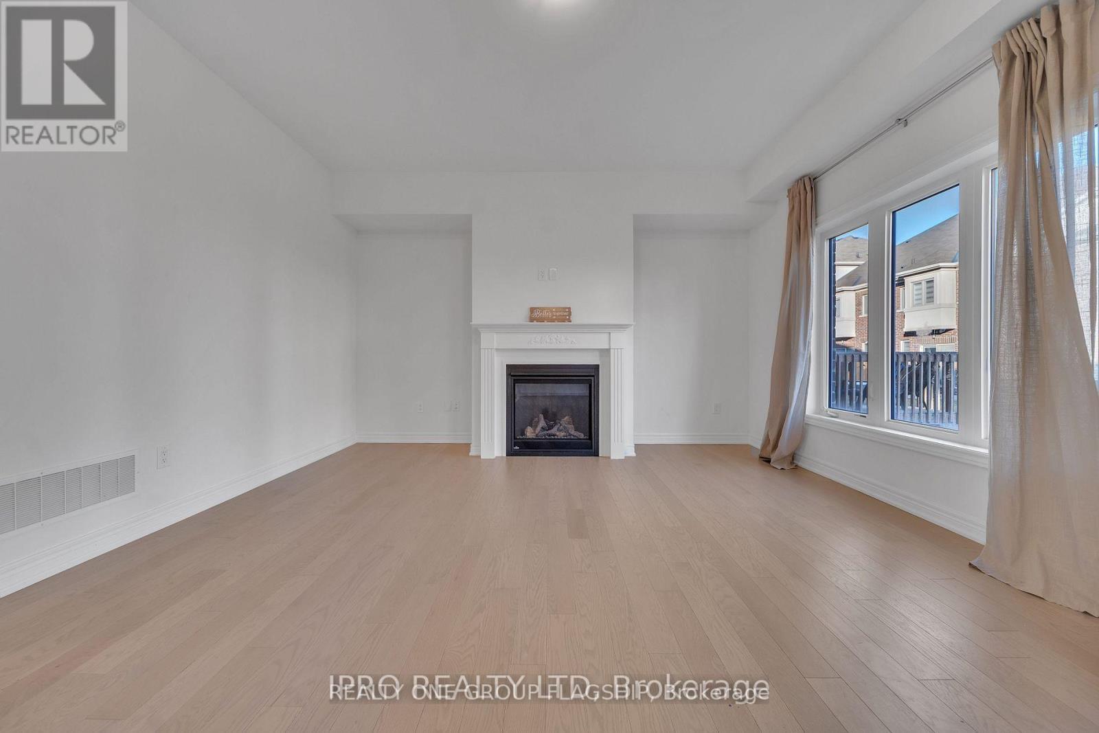 3950 Koenig Road, Burlington, ON - Indoor Photo Showing Living Room With Fireplace