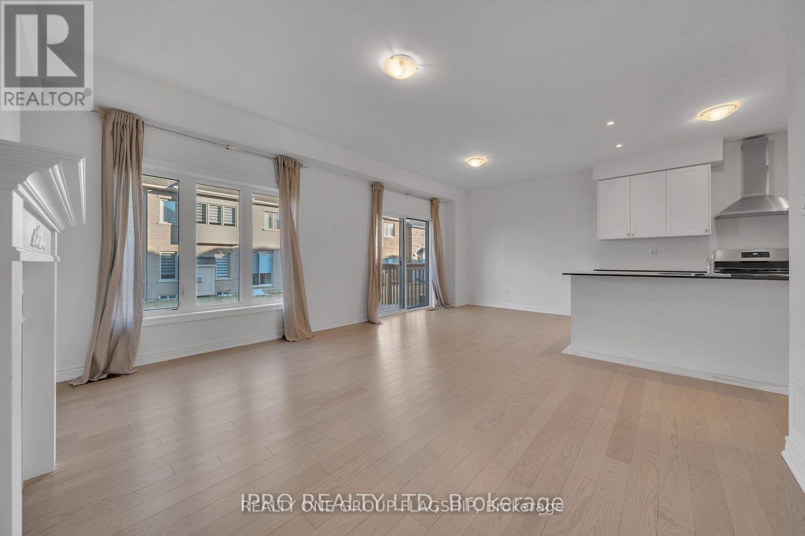 3950 Koenig Road, Burlington, ON - Indoor