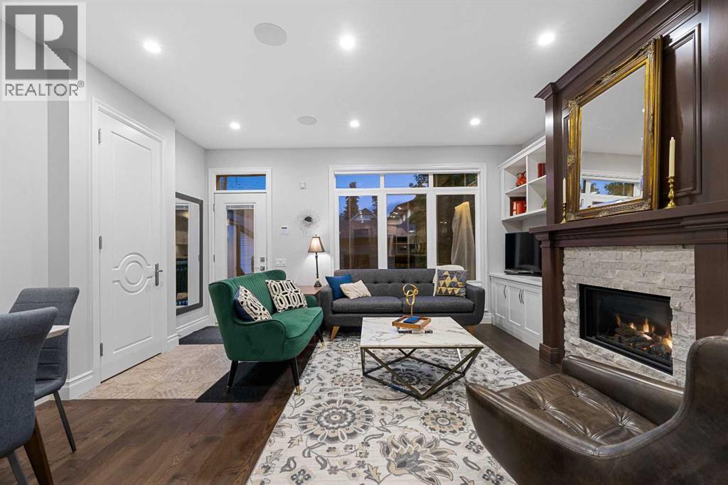 922 5 Street Nw, Calgary, AB - Indoor Photo Showing Living Room With Fireplace