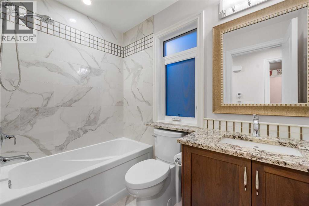 922 5 Street Nw, Calgary, AB - Indoor Photo Showing Bathroom