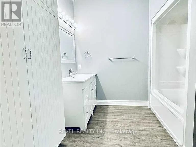 Bathroom - Unit A - 528 Lincoln Street, Welland, ON - Indoor Photo Showing Bathroom