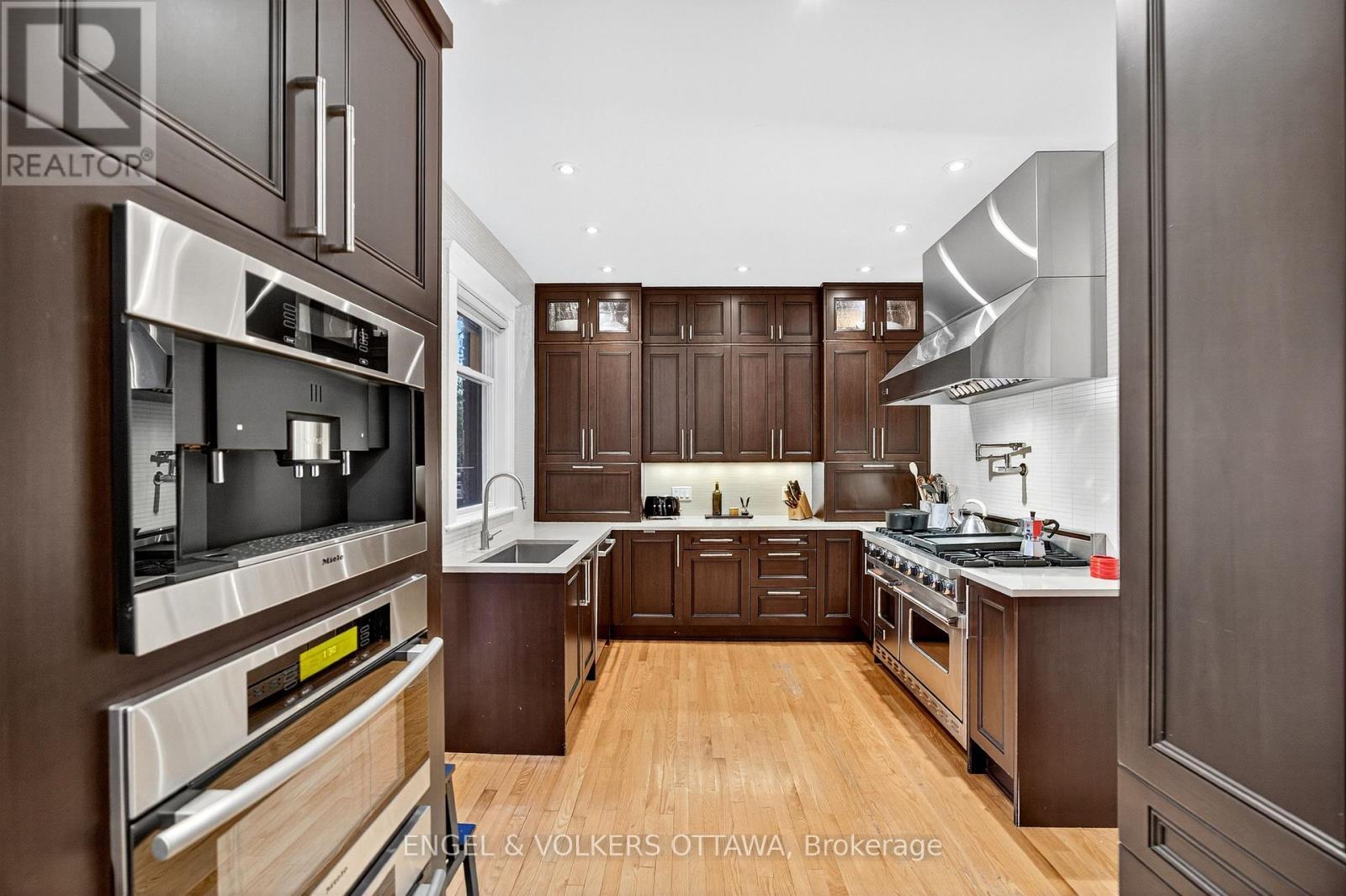 297 Clemow Avenue, Ottawa, ON - Indoor Photo Showing Kitchen With Upgraded Kitchen