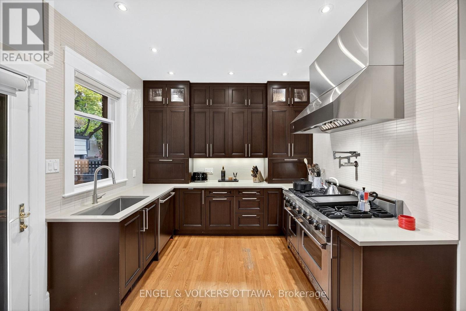 297 Clemow Avenue, Ottawa, ON - Indoor Photo Showing Kitchen With Upgraded Kitchen
