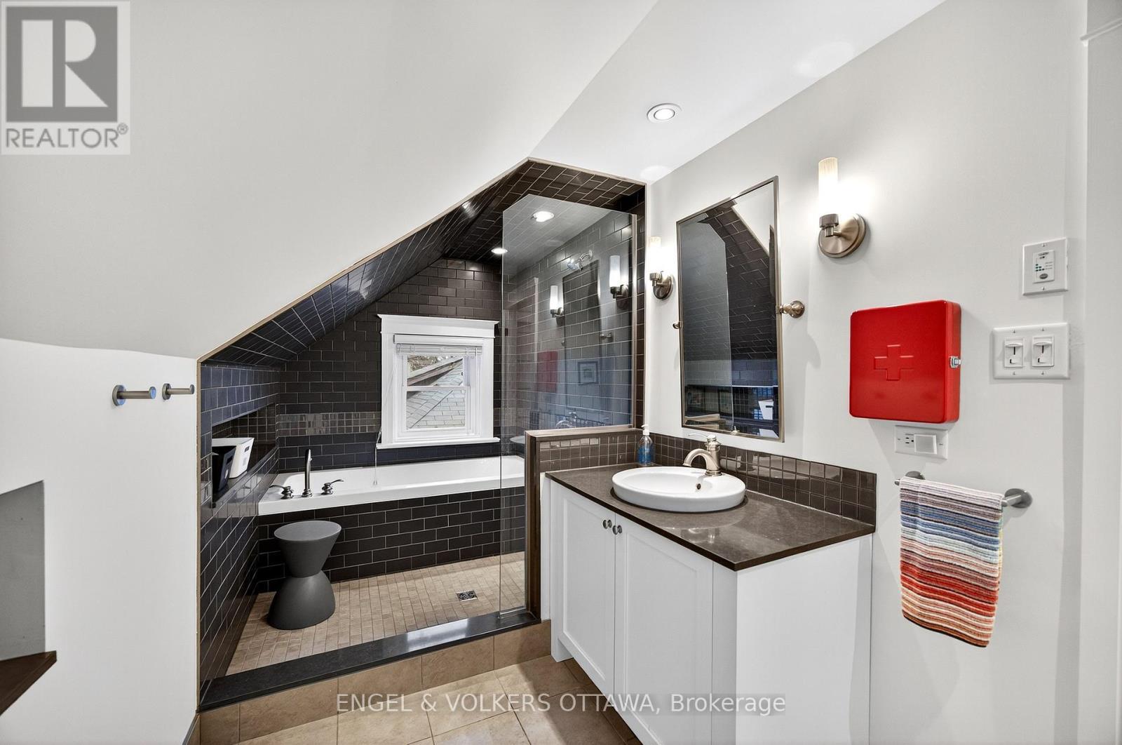 297 Clemow Avenue, Ottawa, ON - Indoor Photo Showing Bathroom