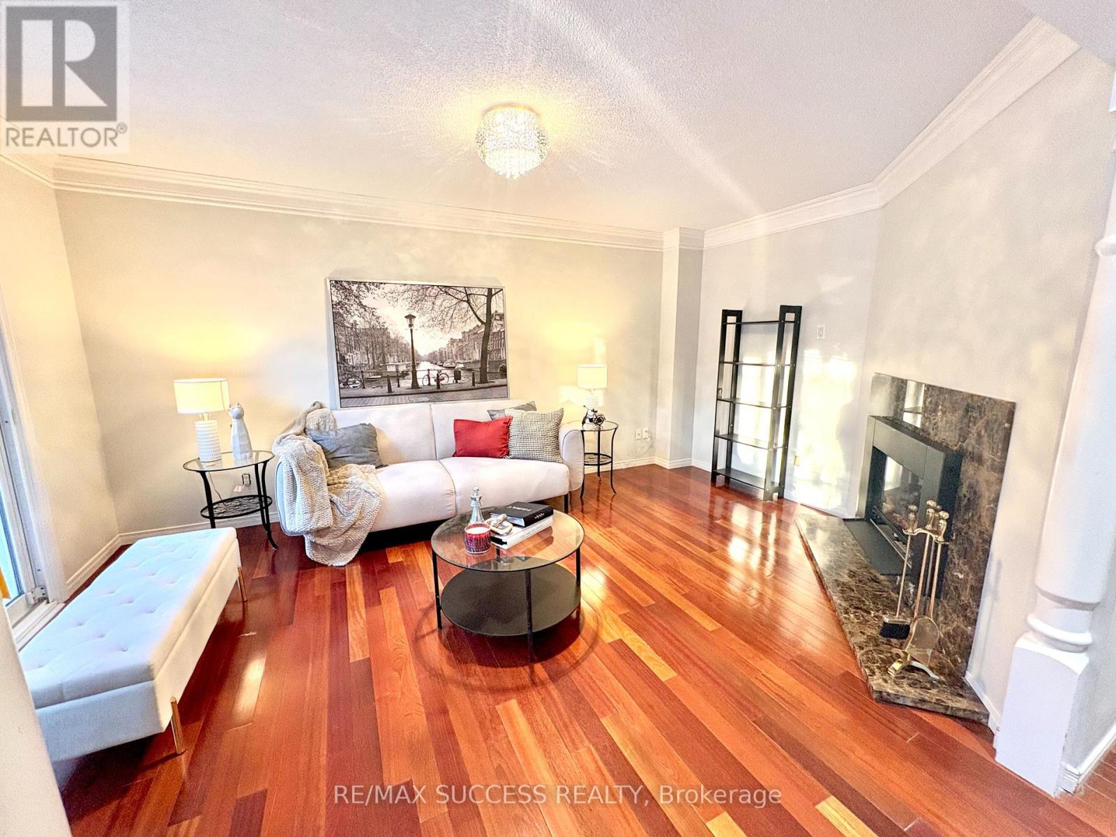 6643 Mockingbird Lane, Mississauga, ON - Indoor Photo Showing Living Room With Fireplace