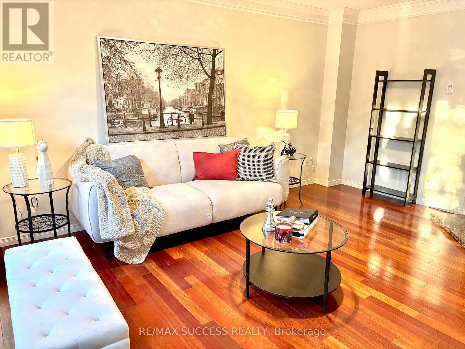 6643 Mockingbird Lane, Mississauga, ON - Indoor Photo Showing Living Room