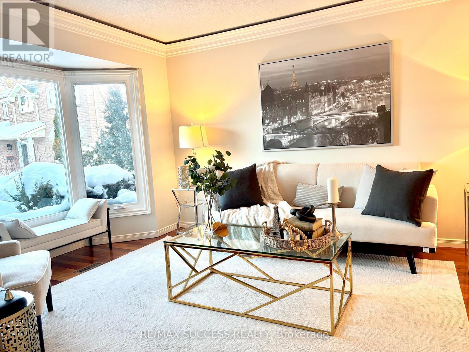 6643 Mockingbird Lane, Mississauga, ON - Indoor Photo Showing Living Room