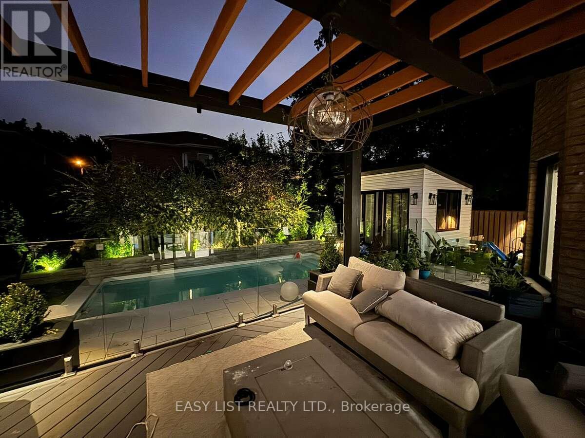 6 Devonridge Crescent, Toronto, ON - Outdoor