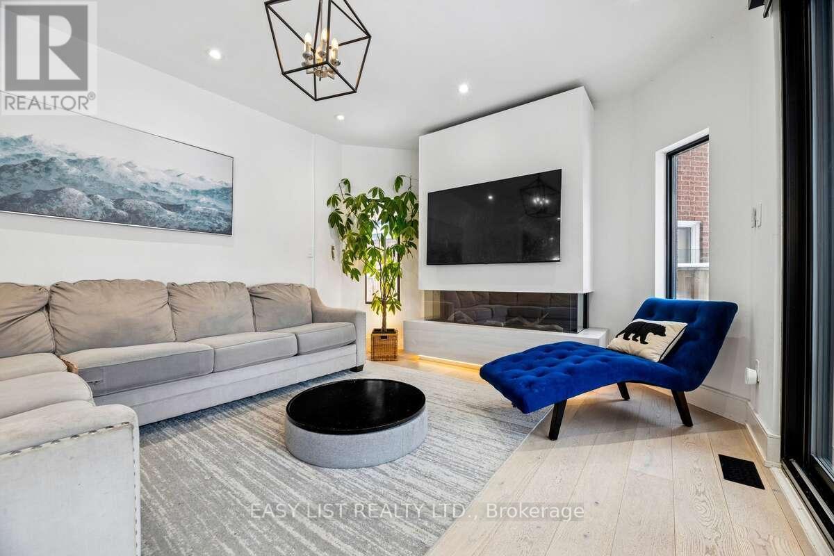 6 Devonridge Crescent, Toronto, ON - Indoor Photo Showing Living Room