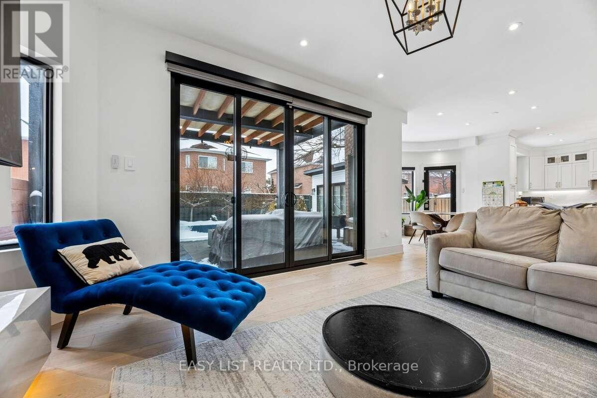 6 Devonridge Crescent, Toronto, ON - Indoor Photo Showing Living Room