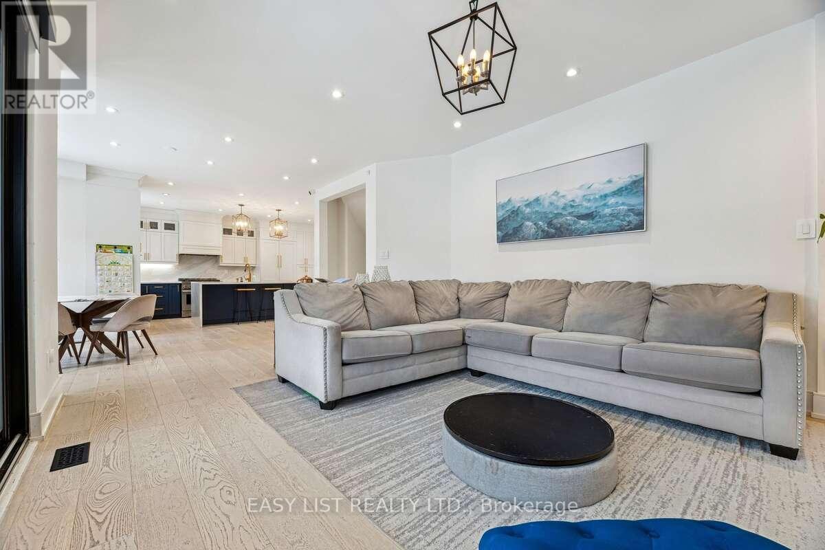 6 Devonridge Crescent, Toronto, ON - Indoor Photo Showing Living Room
