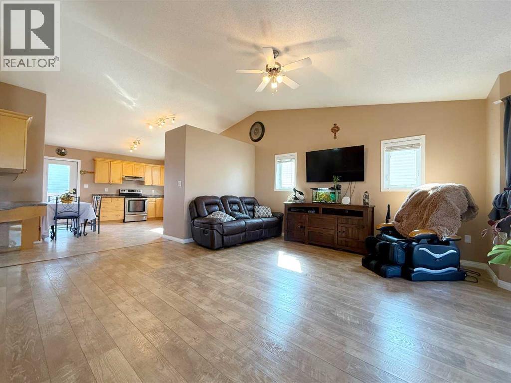 2905 10 Avenue, Wainwright, AB - Indoor Photo Showing Living Room
