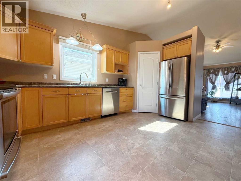 2905 10 Avenue, Wainwright, AB - Indoor Photo Showing Kitchen