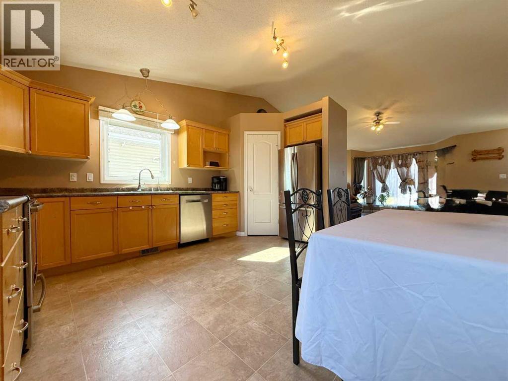 2905 10 Avenue, Wainwright, AB - Indoor Photo Showing Kitchen