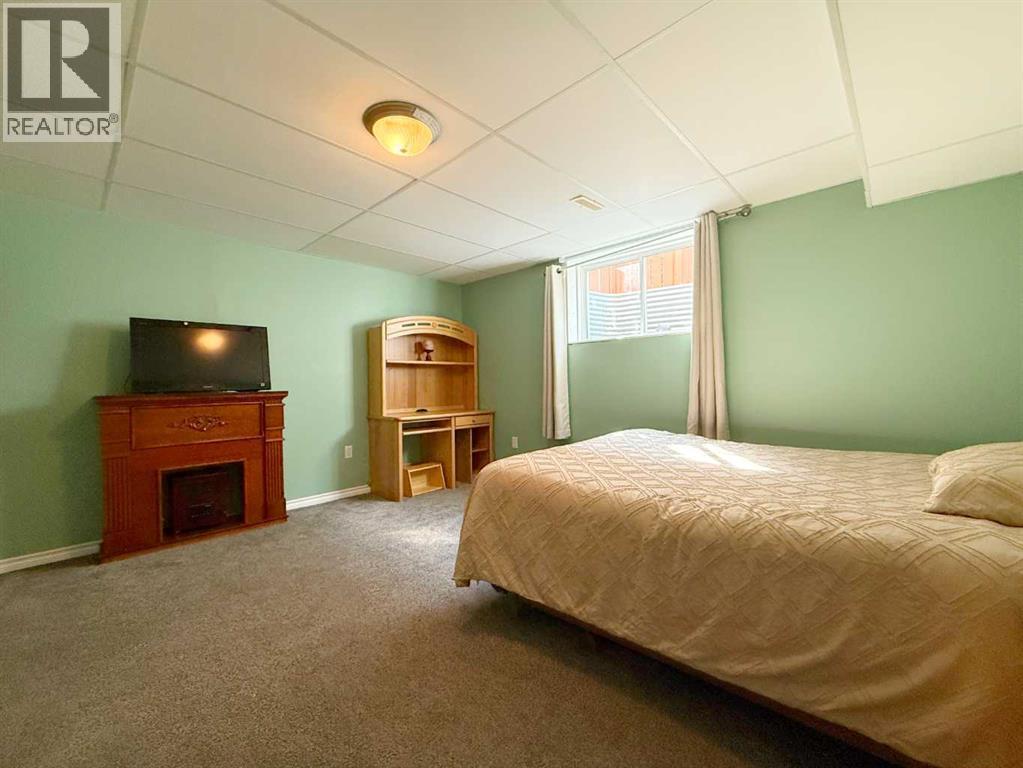 2905 10 Avenue, Wainwright, AB - Indoor Photo Showing Bedroom