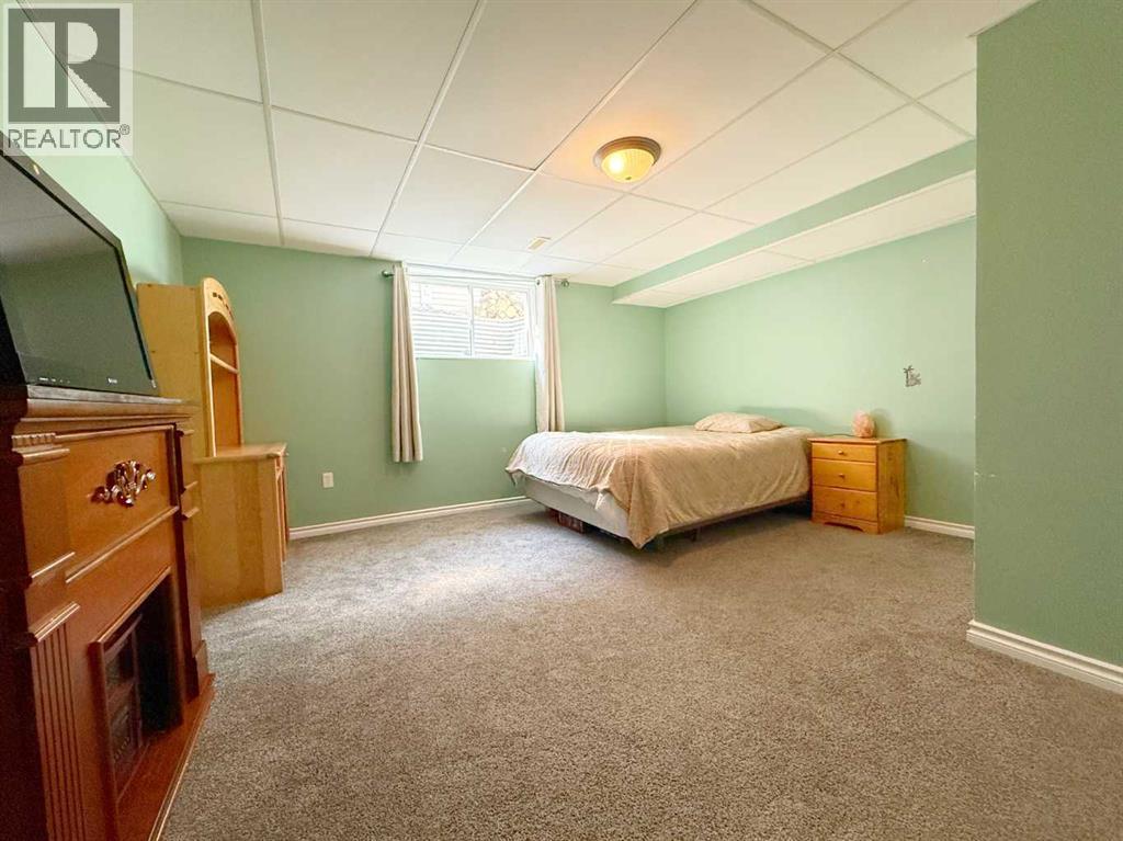 2905 10 Avenue, Wainwright, AB - Indoor Photo Showing Bedroom