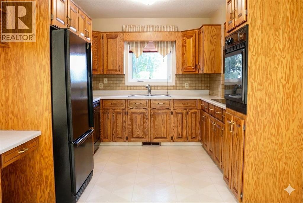 164 Mt Crandell Crescent W, Lethbridge, AB - Indoor Photo Showing Kitchen With Double Sink