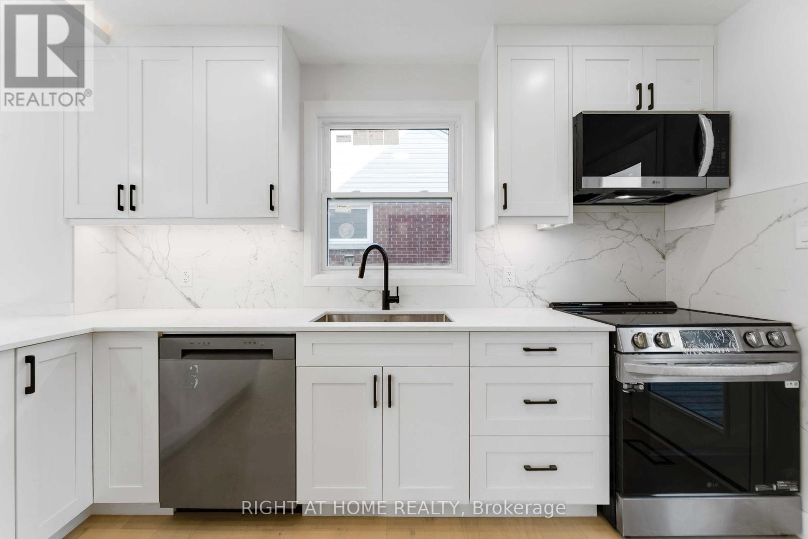 2700 Priscilla Street, Ottawa, ON - Indoor Photo Showing Kitchen With Upgraded Kitchen