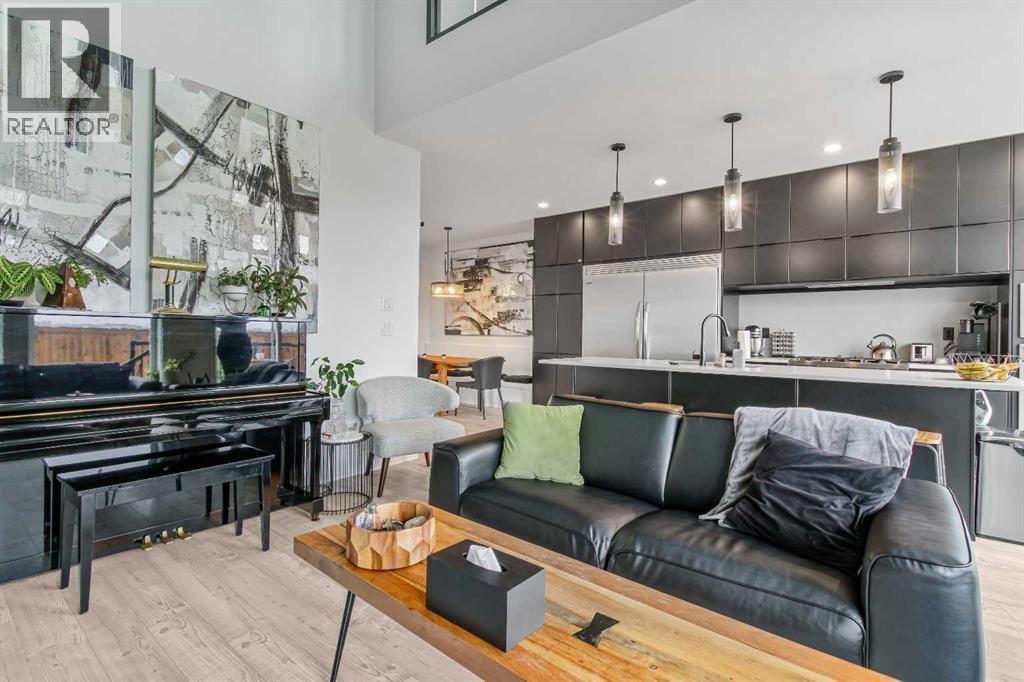 668 Aquitania Boulevard W, Lethbridge, AB - Indoor Photo Showing Living Room