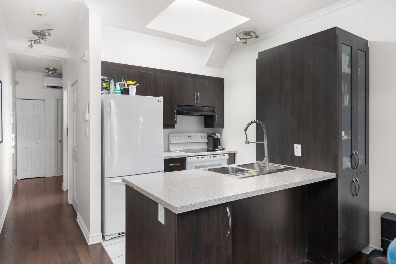 Cuisine - 304-2177 Boul. Thimens, Montréal (Saint-Laurent), QC - Indoor Photo Showing Kitchen With Double Sink