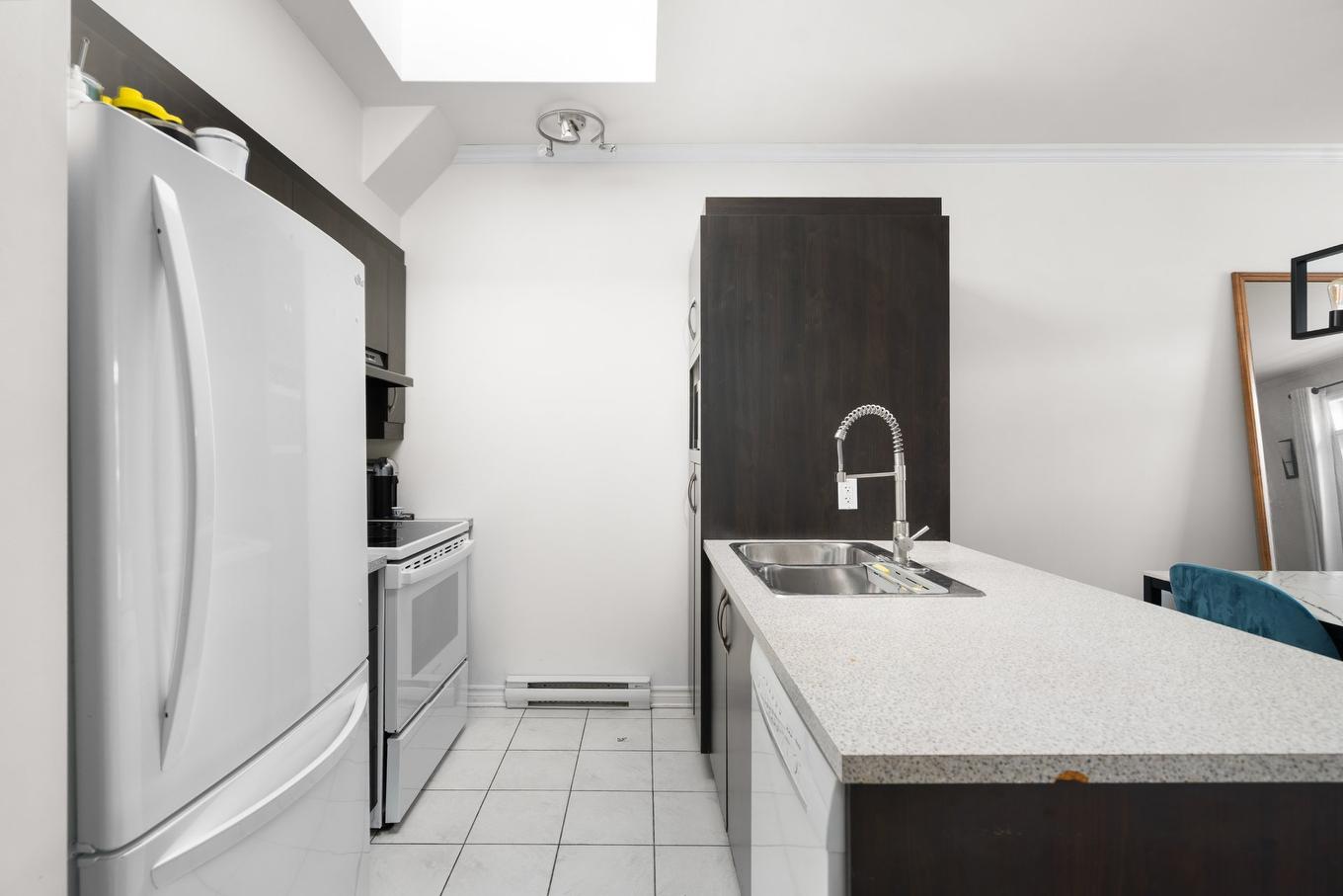 Cuisine - 304-2177 Boul. Thimens, Montréal (Saint-Laurent), QC - Indoor Photo Showing Kitchen With Double Sink