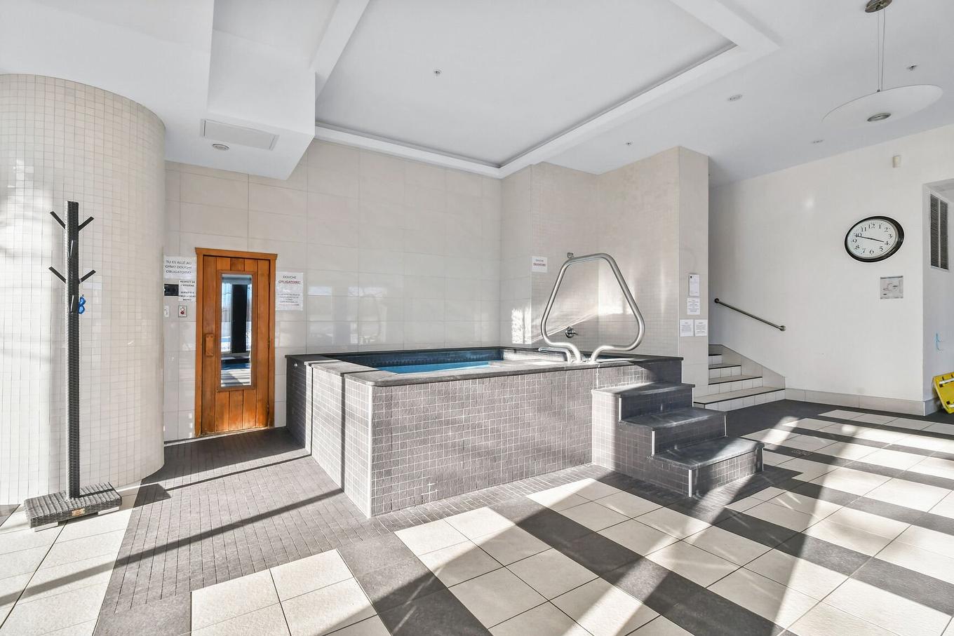 Hot tub - 305-3635 Av. Jean-Béraud, Laval (Chomedey), QC - Indoor Photo Showing Other Room