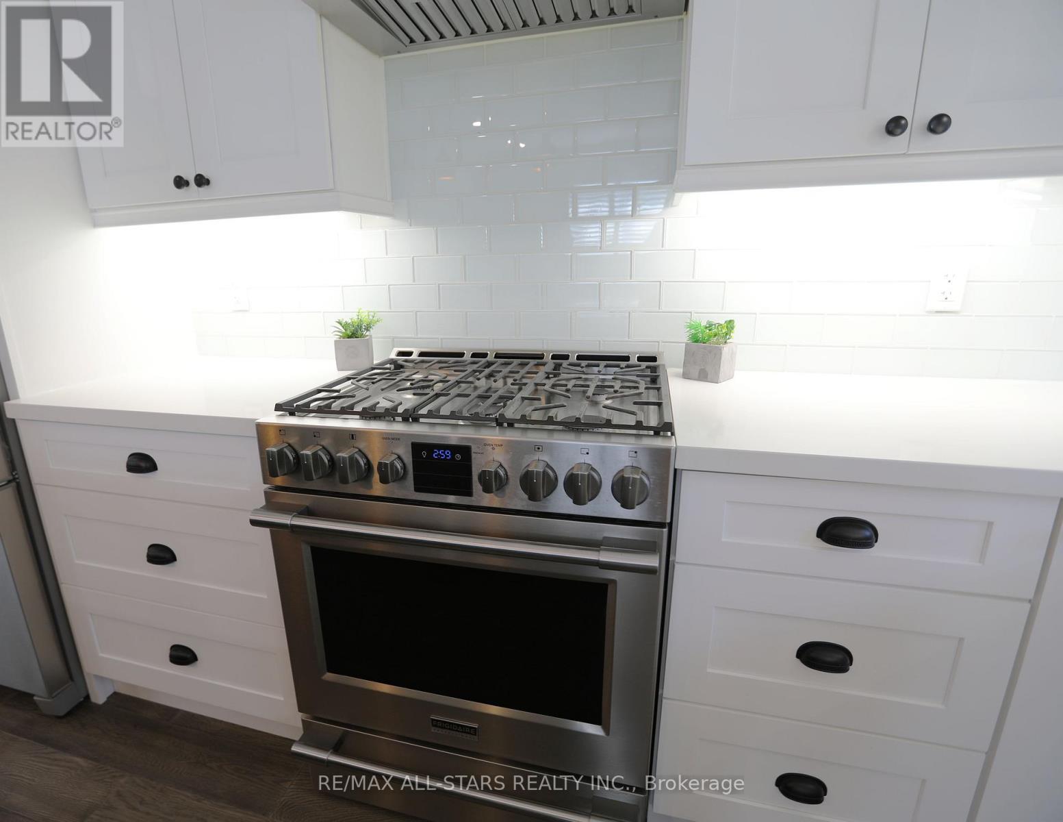 29 Patrick Drive, Aurora, ON - Indoor Photo Showing Kitchen
